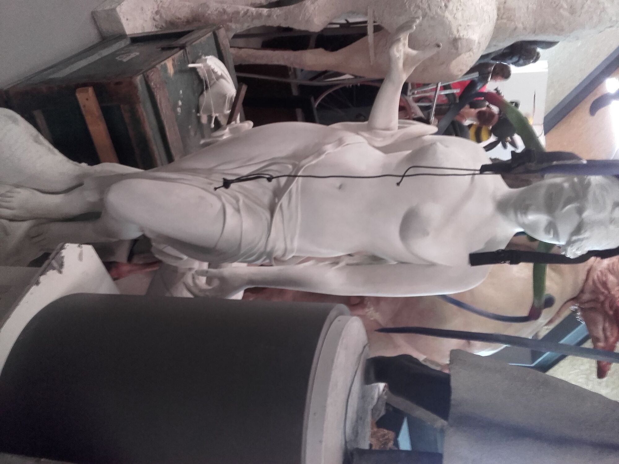 Skulptur von einer Frau in dem Hochschulatelier.