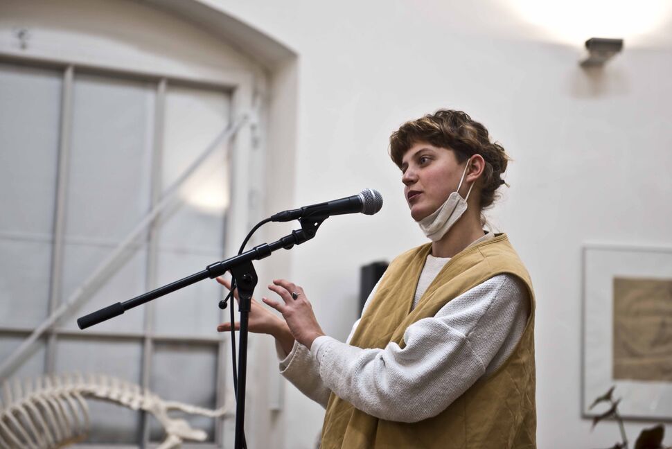 Studentin am Mikrofon