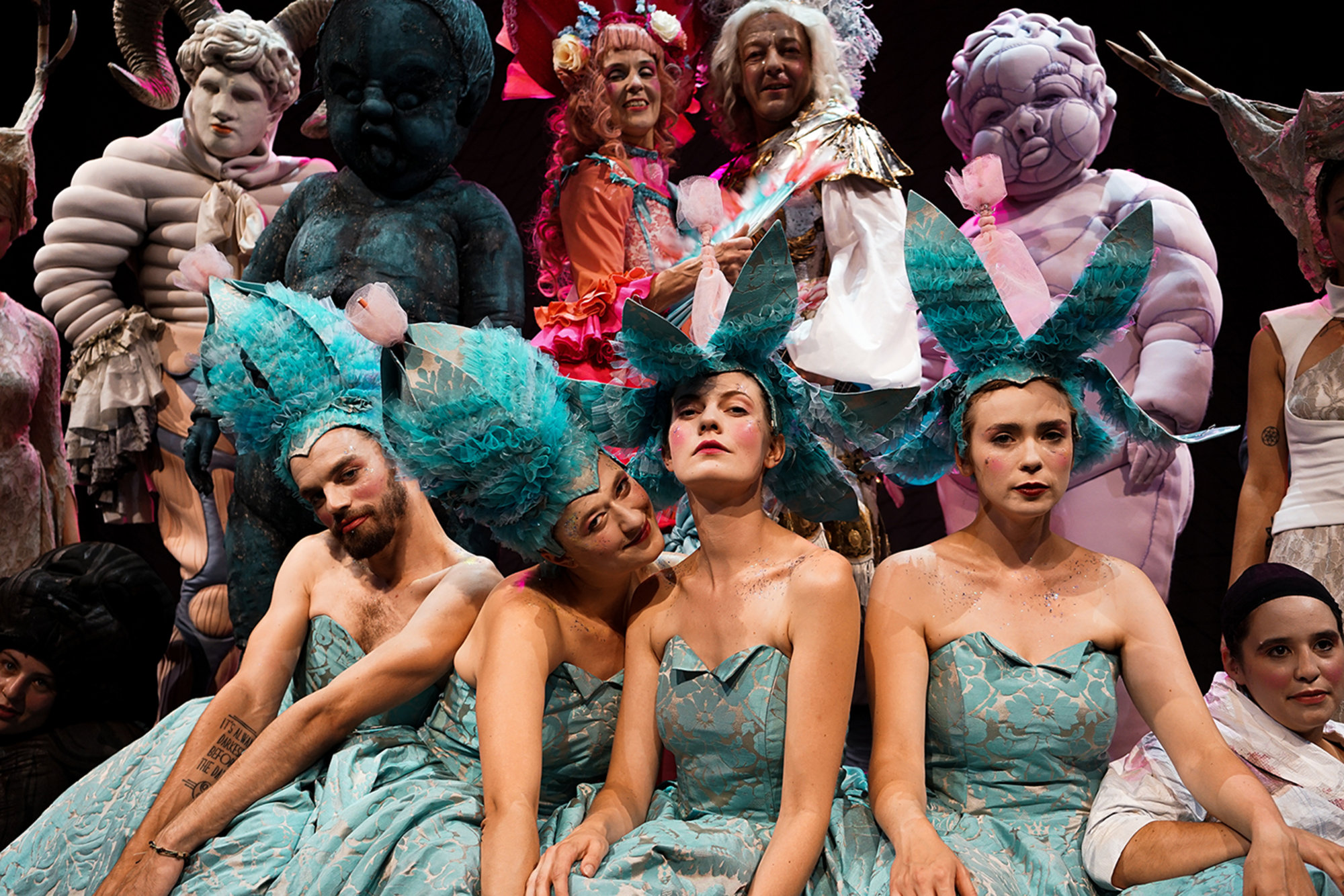 Gruppenfoto von Menschen, die verschiedene Kostüme tragen.