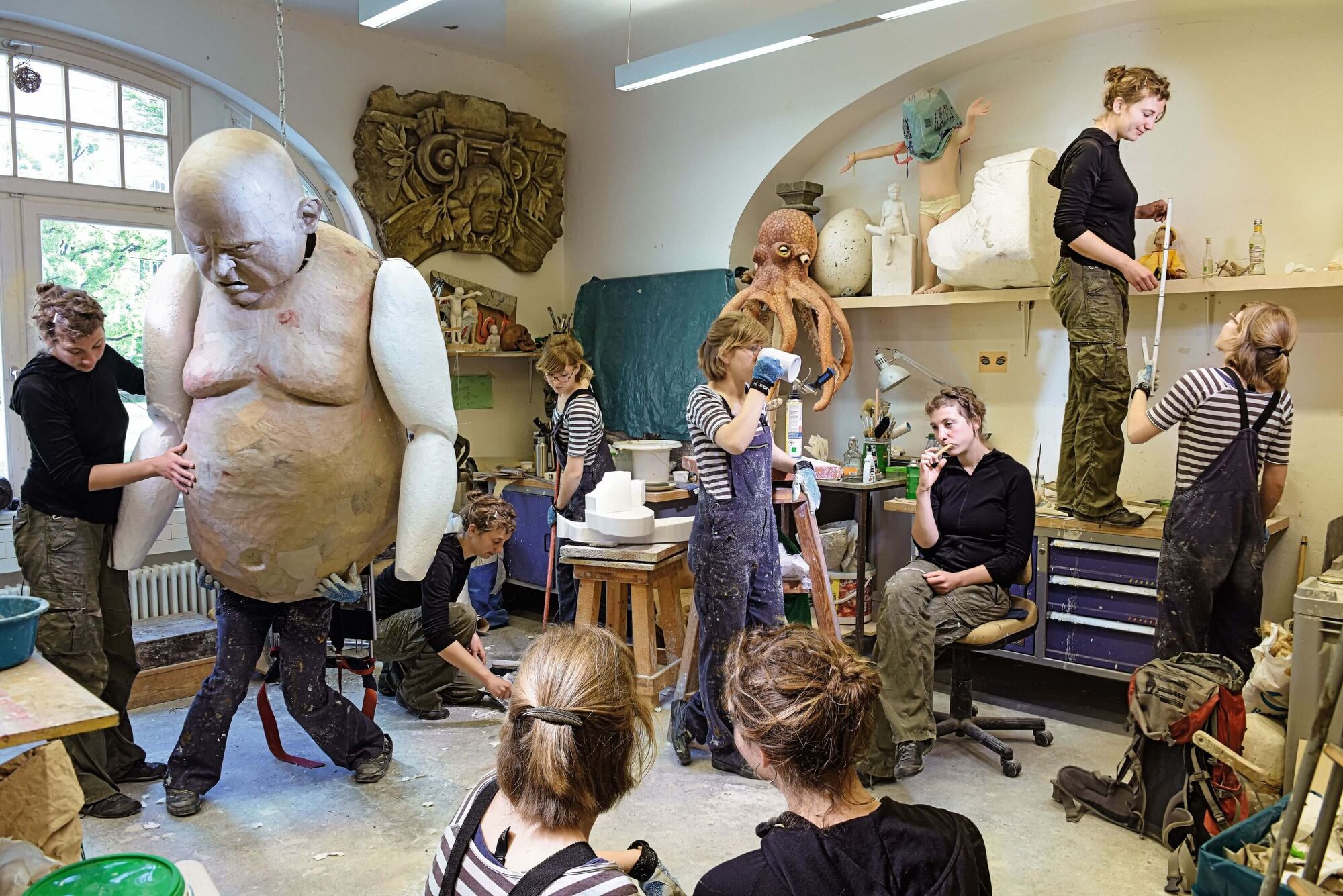 Studio des Studienganges Theaterplastik. Die Studentinnen machen verschiedene Skulpturen für ein Theaterstück.