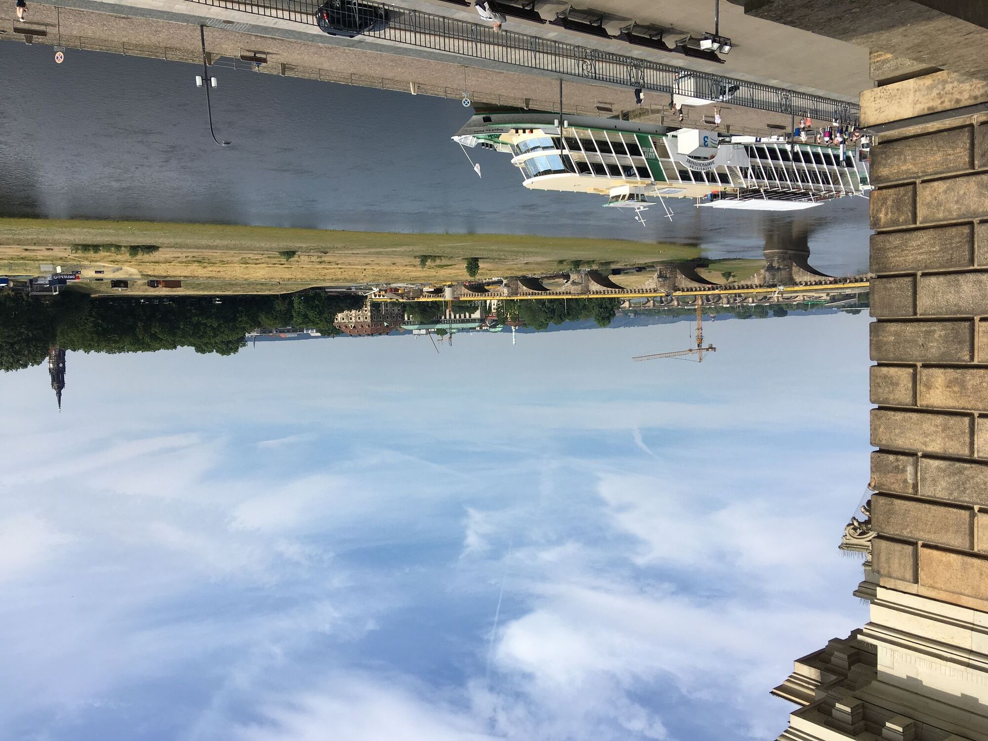 Das Terrassenufer mit den Liegeplätzen der Sächsischen Dampfschiffahrt auf der Elbe. Brücke.