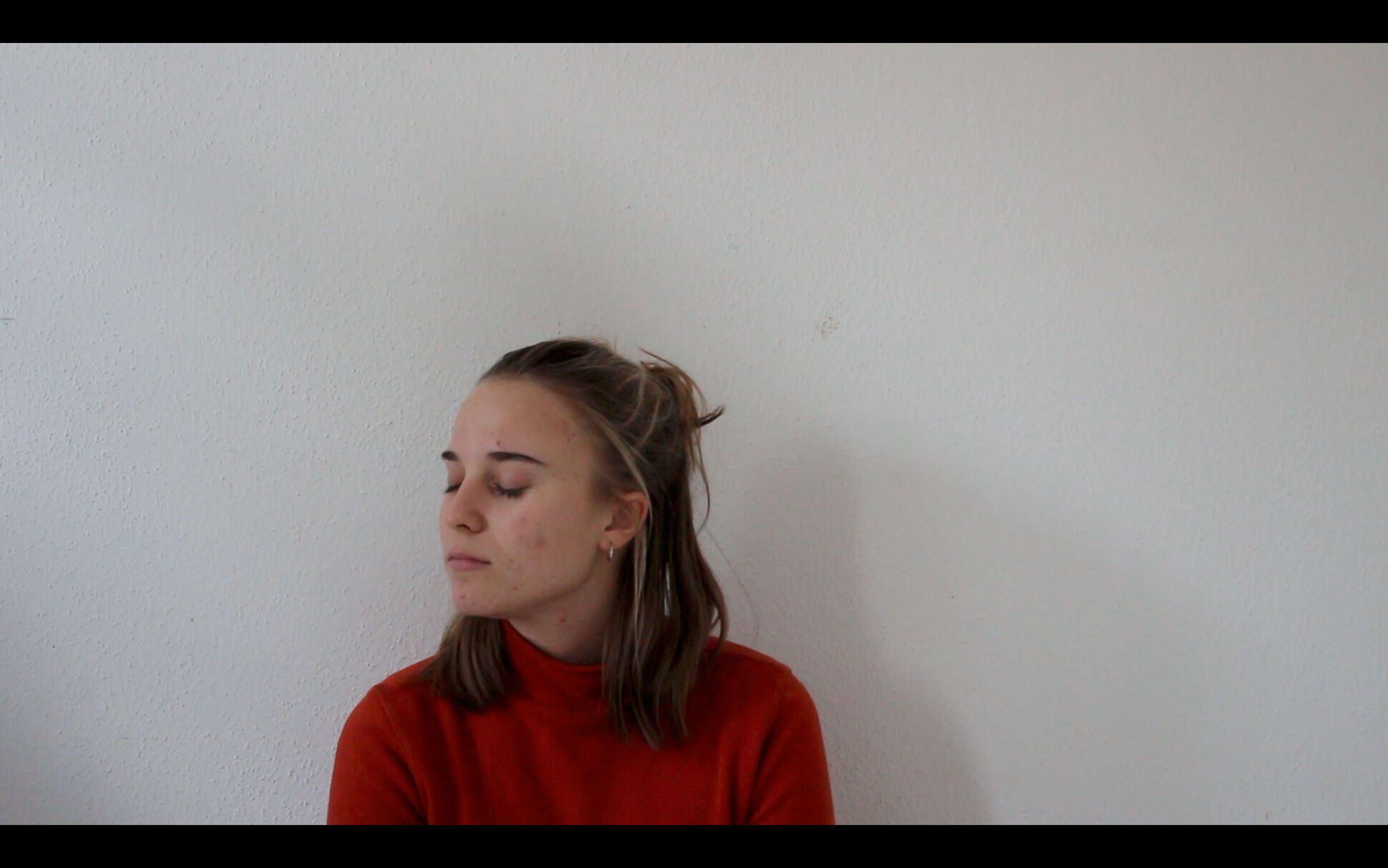 junge Frau, den Kopf zur Seite gewandt junge Frau, den Kopf zur Seite gewandt