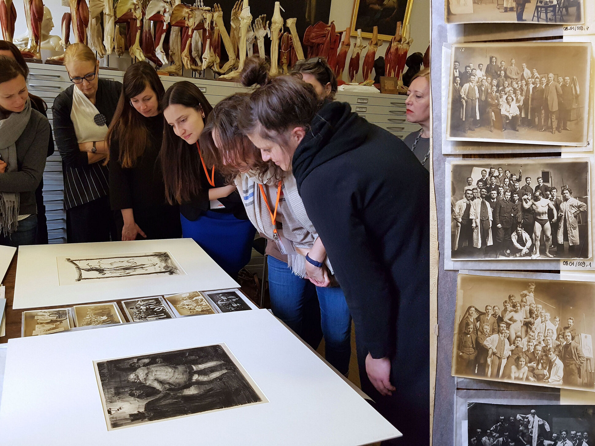 Deutsch-amerikanisches Austauschprogramm PREP für Museumsfachleute. Die Gäste schauen graphische Kunst an.