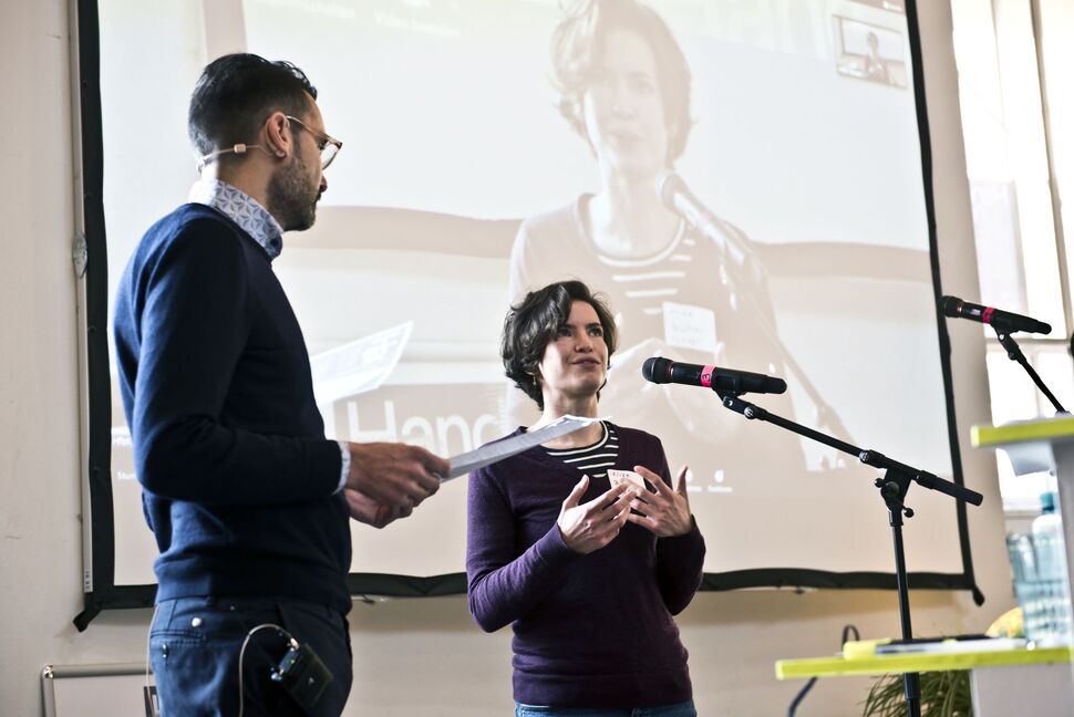 Foto mit Thomas Geisler und Elise Beutner vor Leinwand