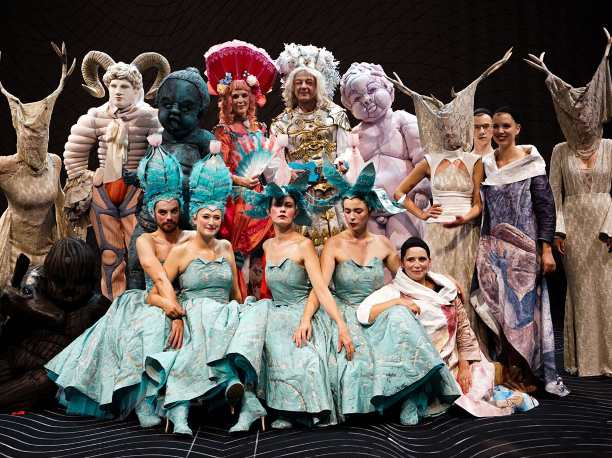 Gruppenfoto von Menschen, die verschiedene Kostüme tragen.