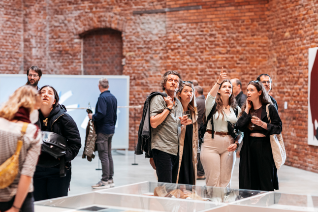 Foto Ausstellungsansicht mit Besucher:inne