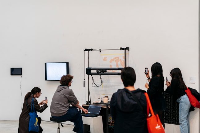 Foto Ausstellungseröffnung Künstler mit Malmaschine