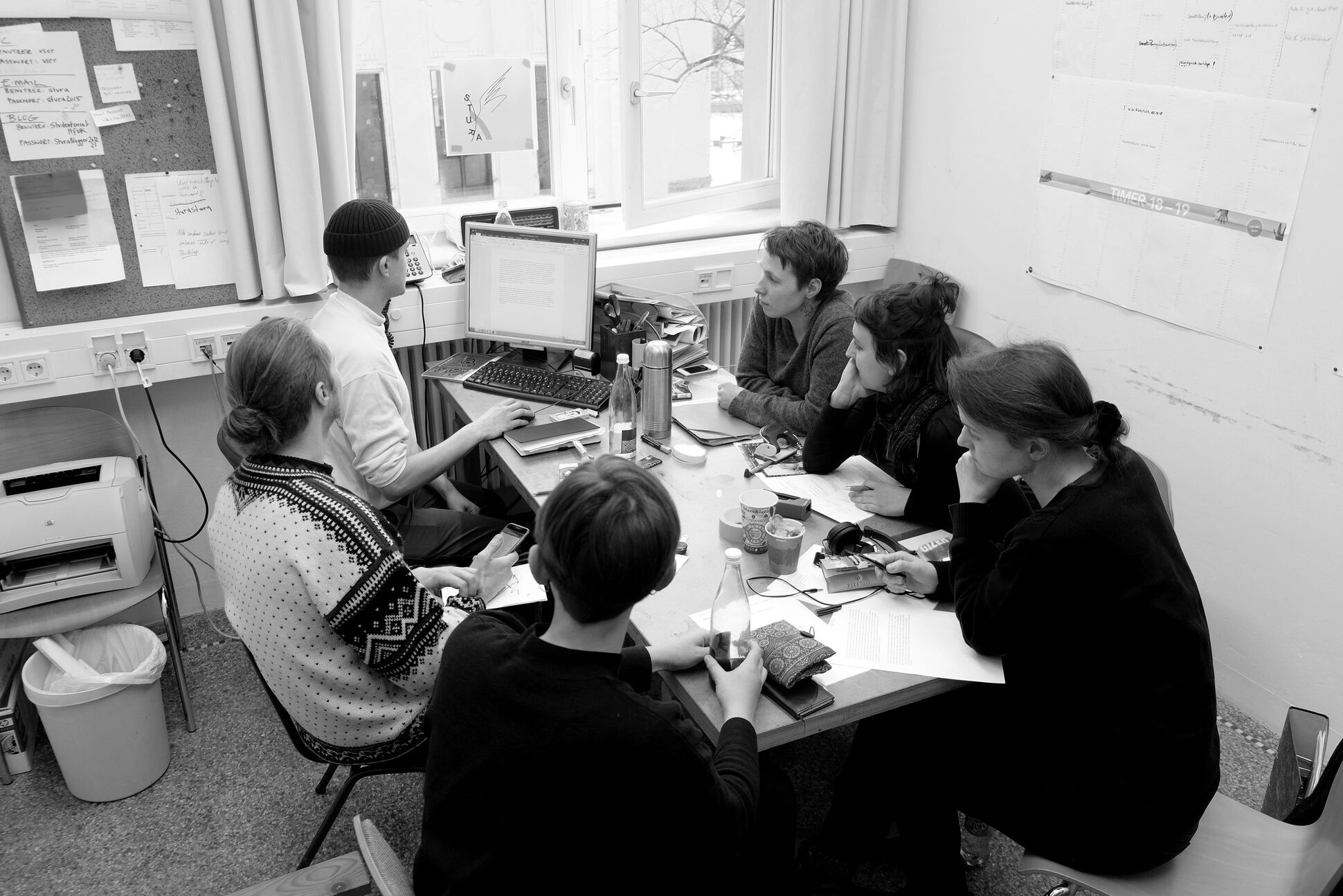 Mitglieder des Studentenrats bei der Besprechung. Mitglieder des Studentenrats bei der Besprechung.