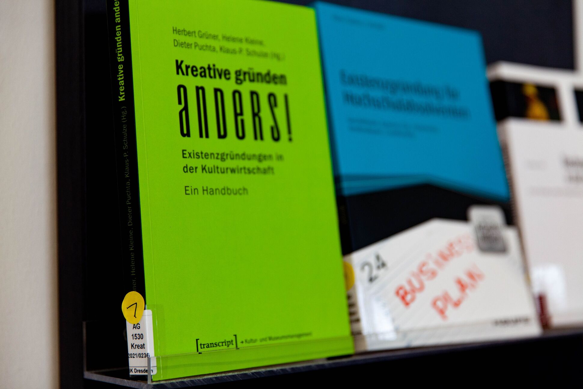 Foto von Büchern über die Existenzgründung