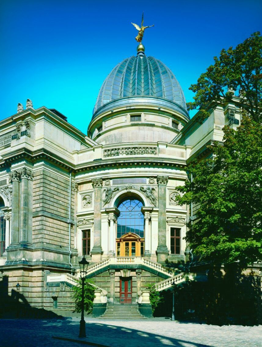Eingang der Oktogon an der George Treu Platz. Glaskuppel der Kunstakademie. Fama auf der Spitze der Glaskuppel.