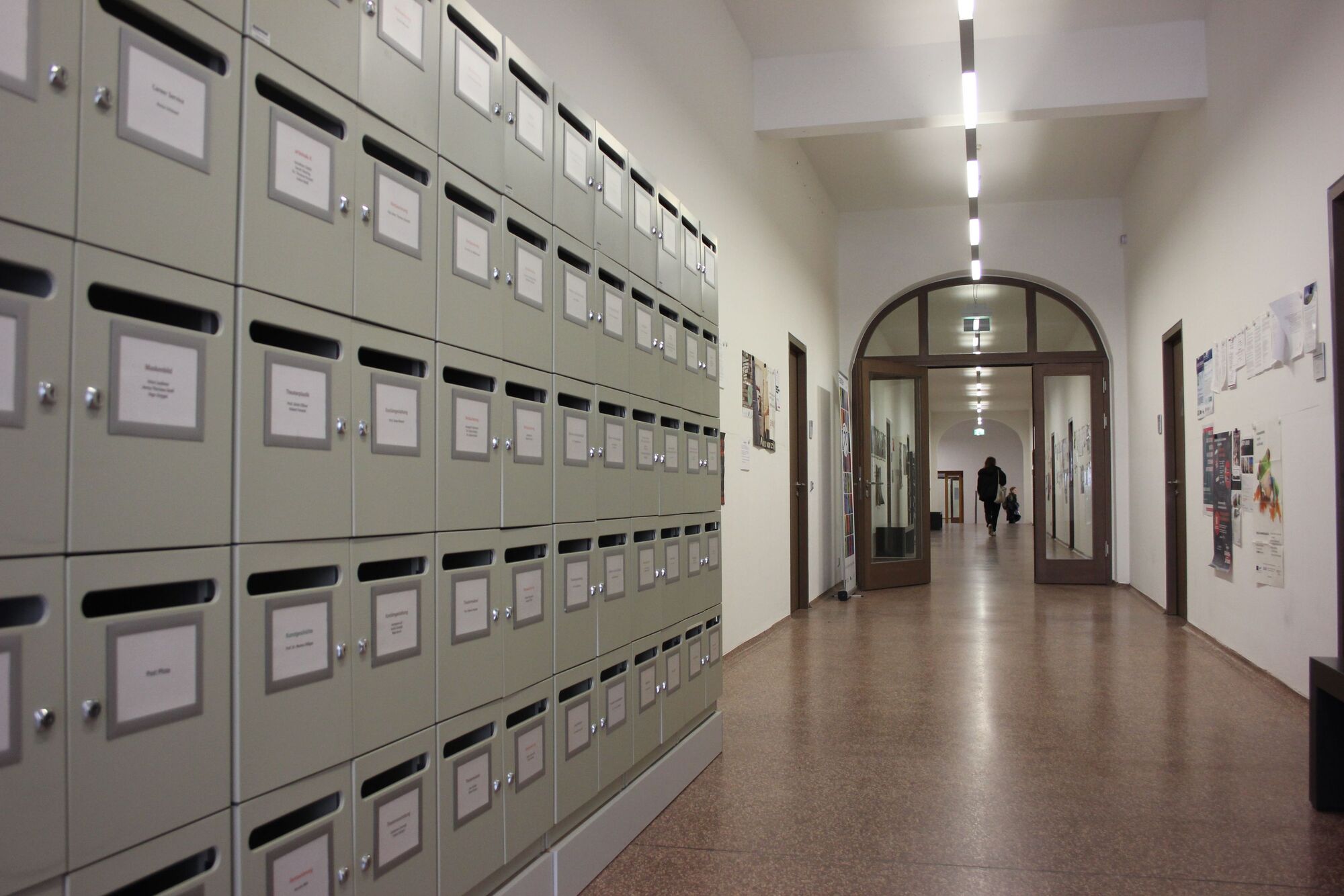 Flur der Büros für Studienangelegenheiten. Briefkasten im Vordergrund.