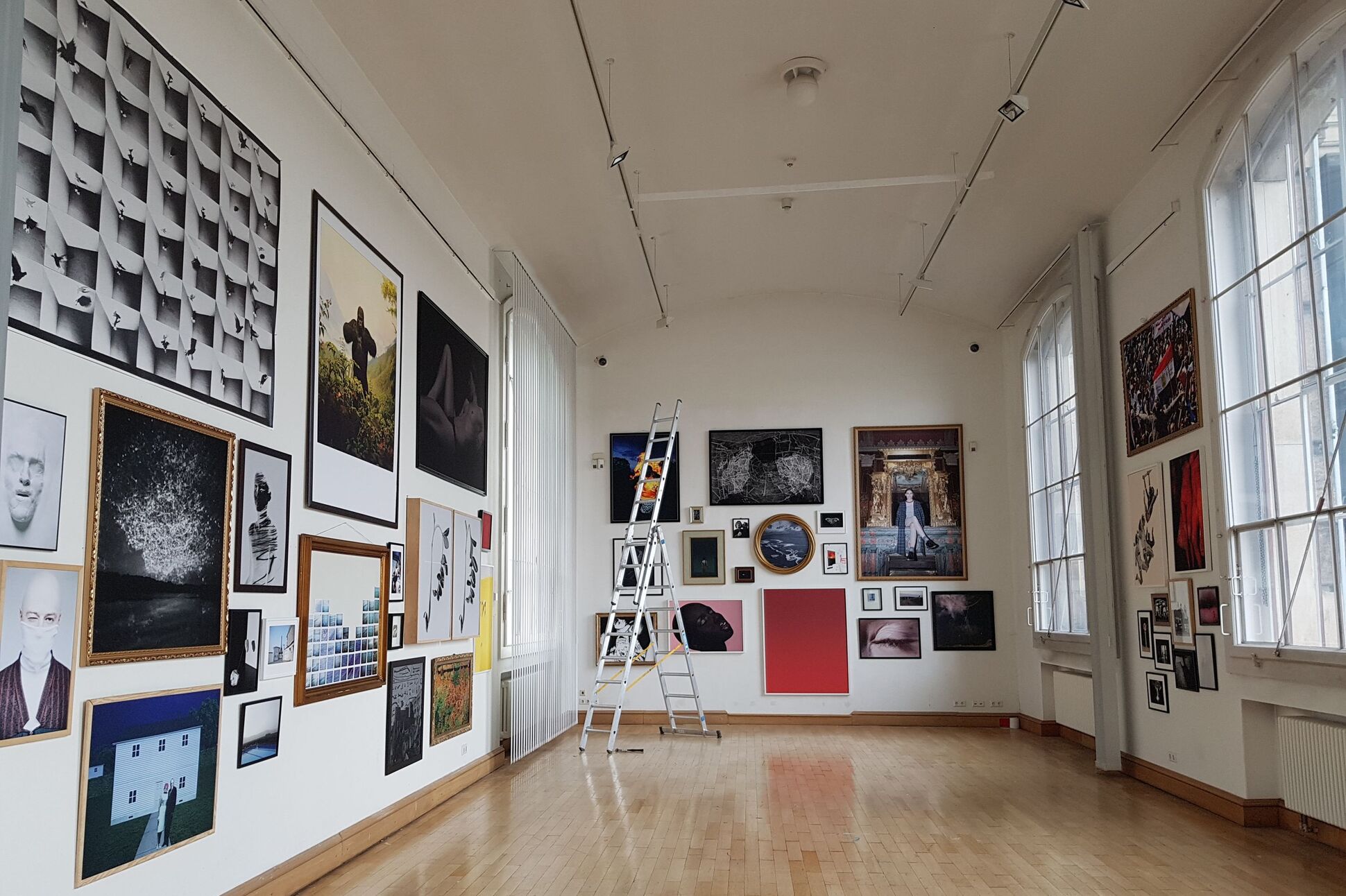 Ausstellungsansicht in der Galerie der Hochschule. Besonders enge Reihung von Gemälden auf der Wand. Petersburger Hängung.