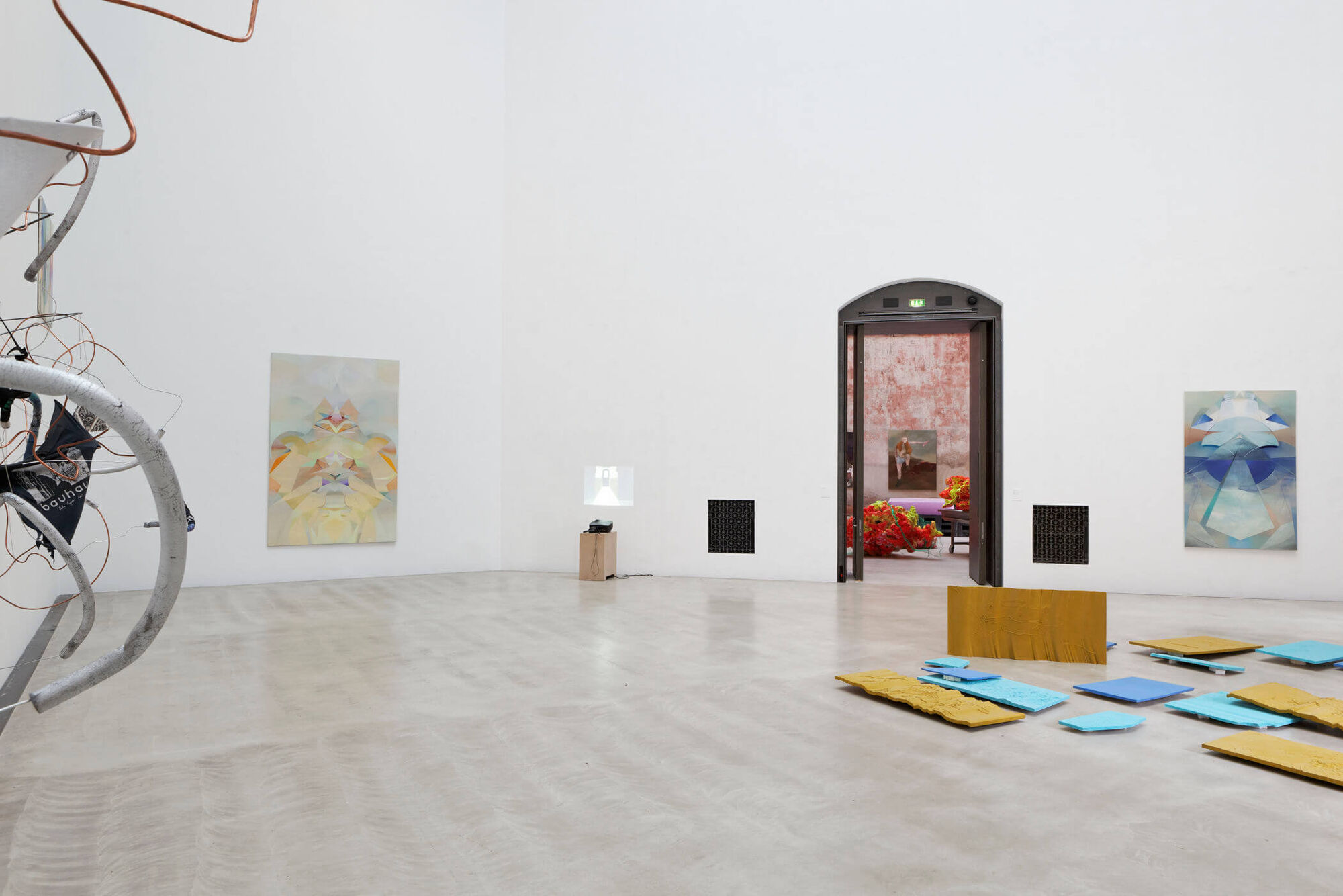 Diplomausstellung. Objekte, Bilder und Installationen im Raum.