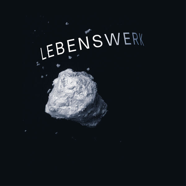 Micha Ullman, Bis zum letzten Sandkorn, 2010, Sandkorn, Stahl, Glas, Leuchte, Lupe. Elektronenmikroskopische Aufnahme des Sandkorns. schwarzer Hintergrund mit Sandkorn