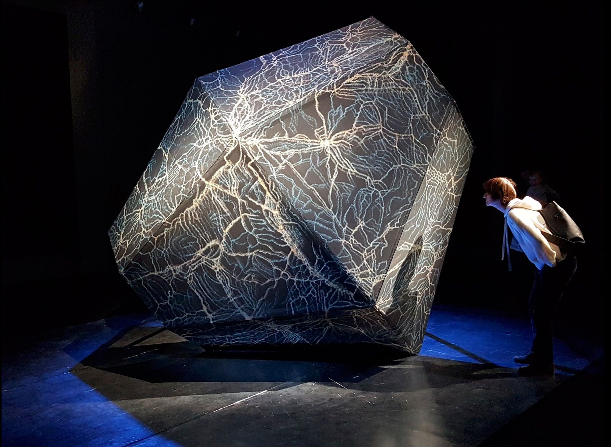 Ardette Hansen, Diplom Dunkle Materie 2019 dunkler Hintergrund 