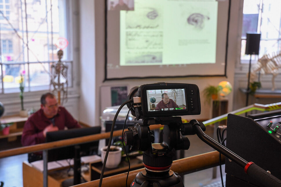 Till Ansgar Baumhauer vor Leinwand