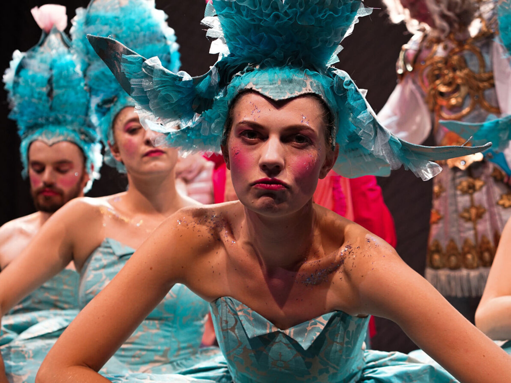 Menschen in blauen Kostümen.