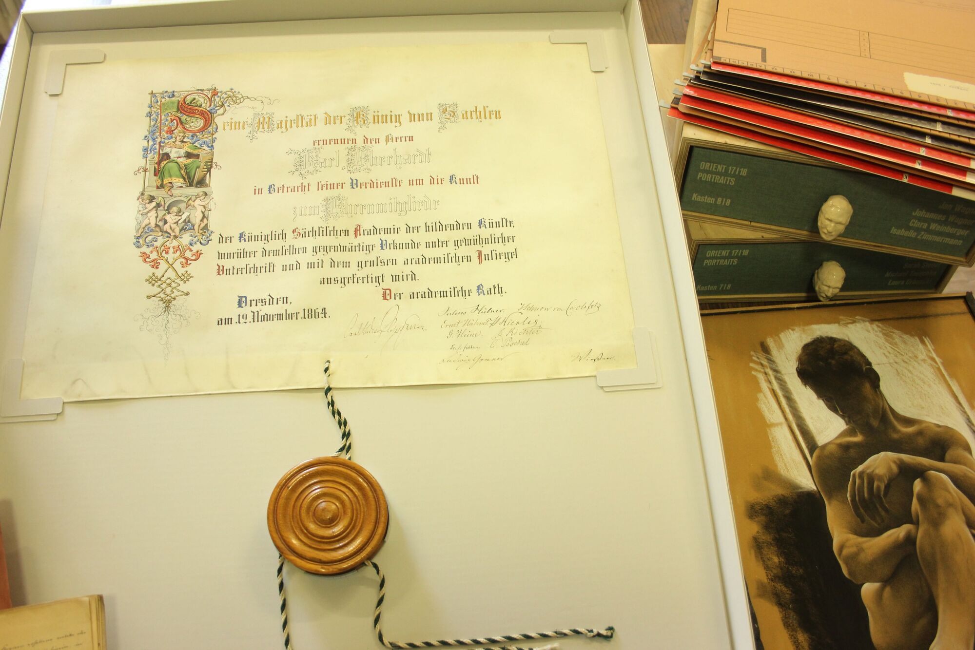 Alte Schrift, Zeichnung von einem Man und verschiedene Dokumente.