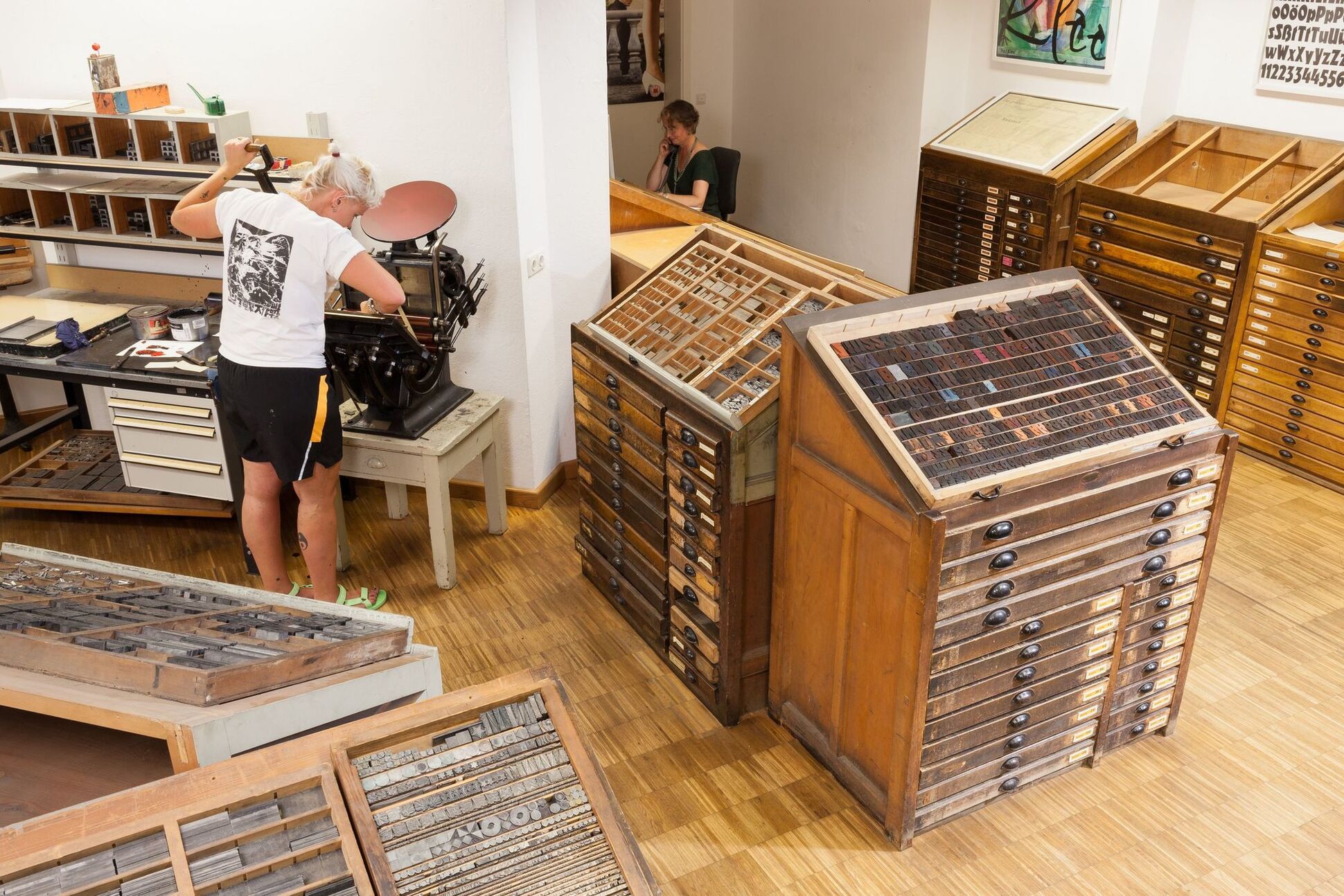 Werkstatt für Typografie. Werkzeuge für Typografie. Studentin beim Arbeiten. Werkstatt für Typografie. Werkzeuge für Typografie. Studentin beim Arbeiten.