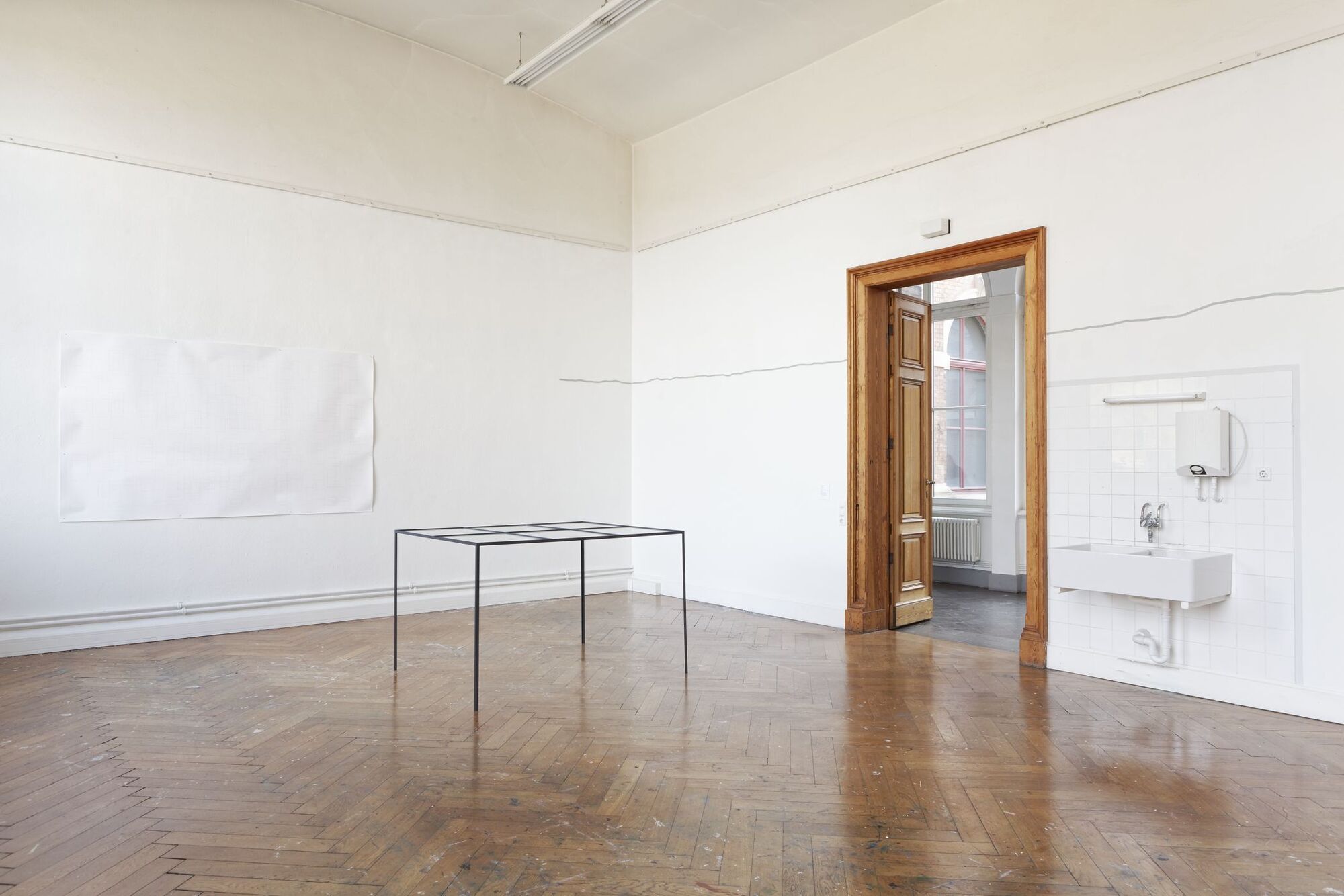 Diplomausstellung im Atelier der Hochschule. Schwarzes Objekt und große Zeichnung im Raum.