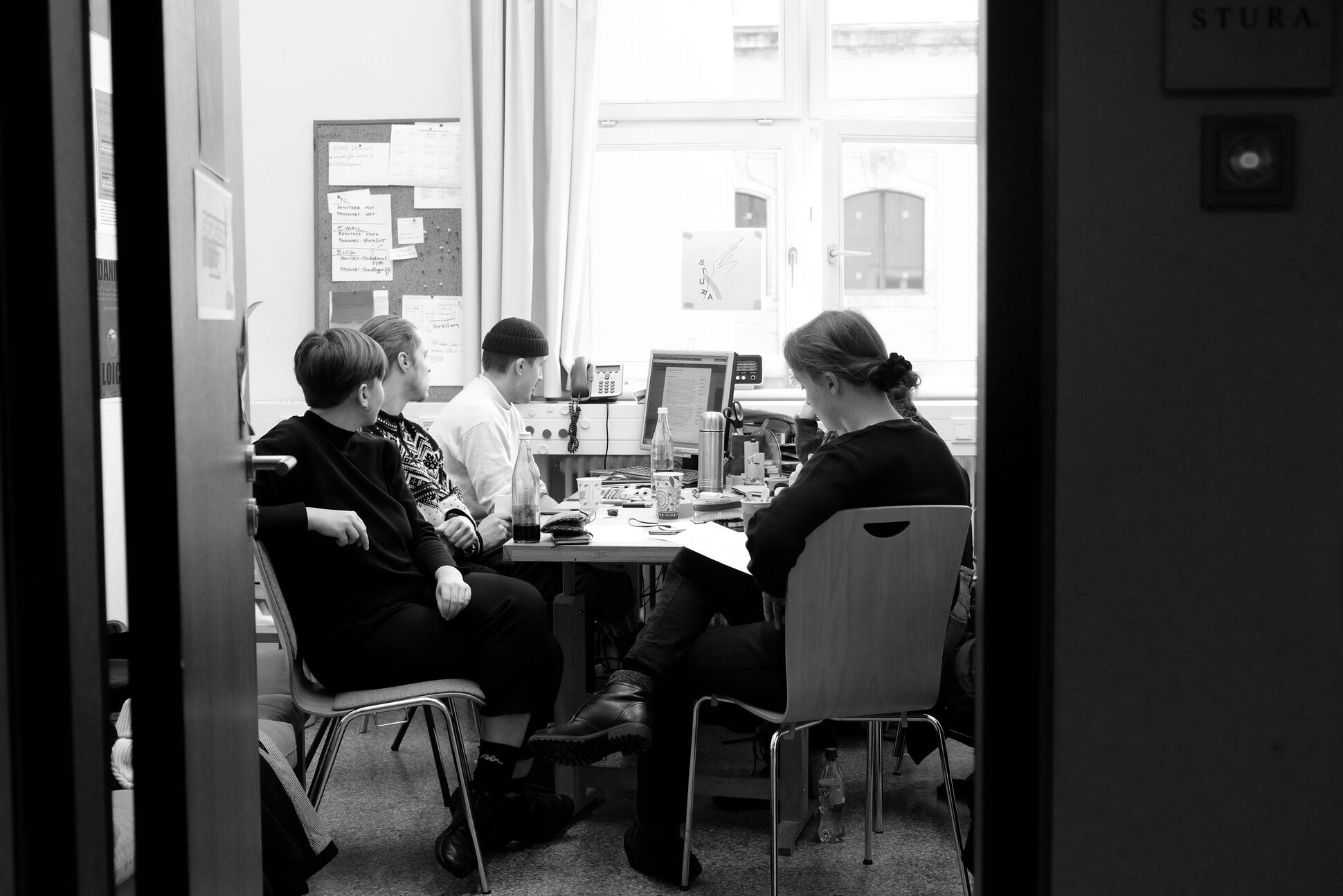 Mitglieder des Studentenrats bei der Besprechung. Mitglieder des Studentenrats bei der Besprechung.