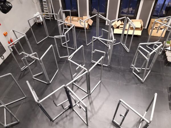 Foto des Labortheater mit Elementen des Bühnenbildes