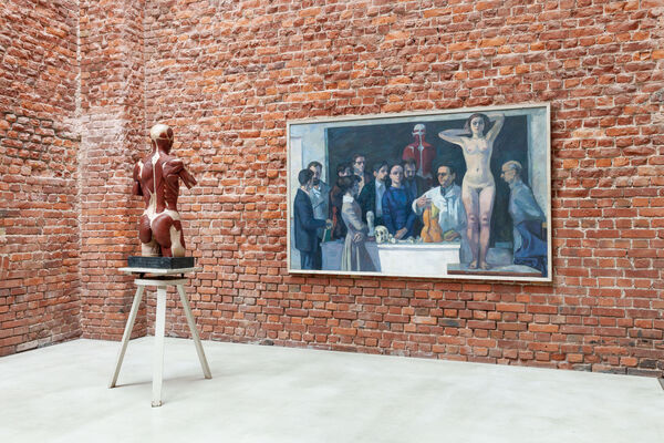 Ausstellung im Oktogon. Gemälde auf der Wand. Muskulatur des menschlichen Oberkörpers.