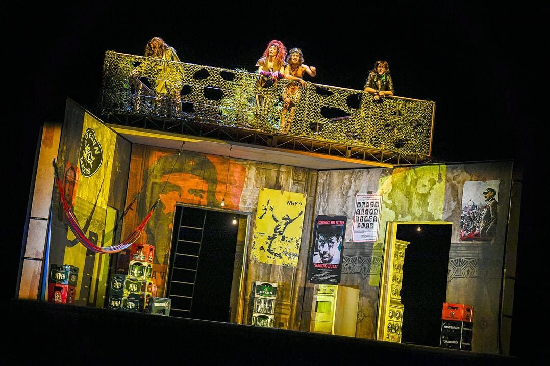 Bühnenbild zu Tartuffe in Gold Gelb