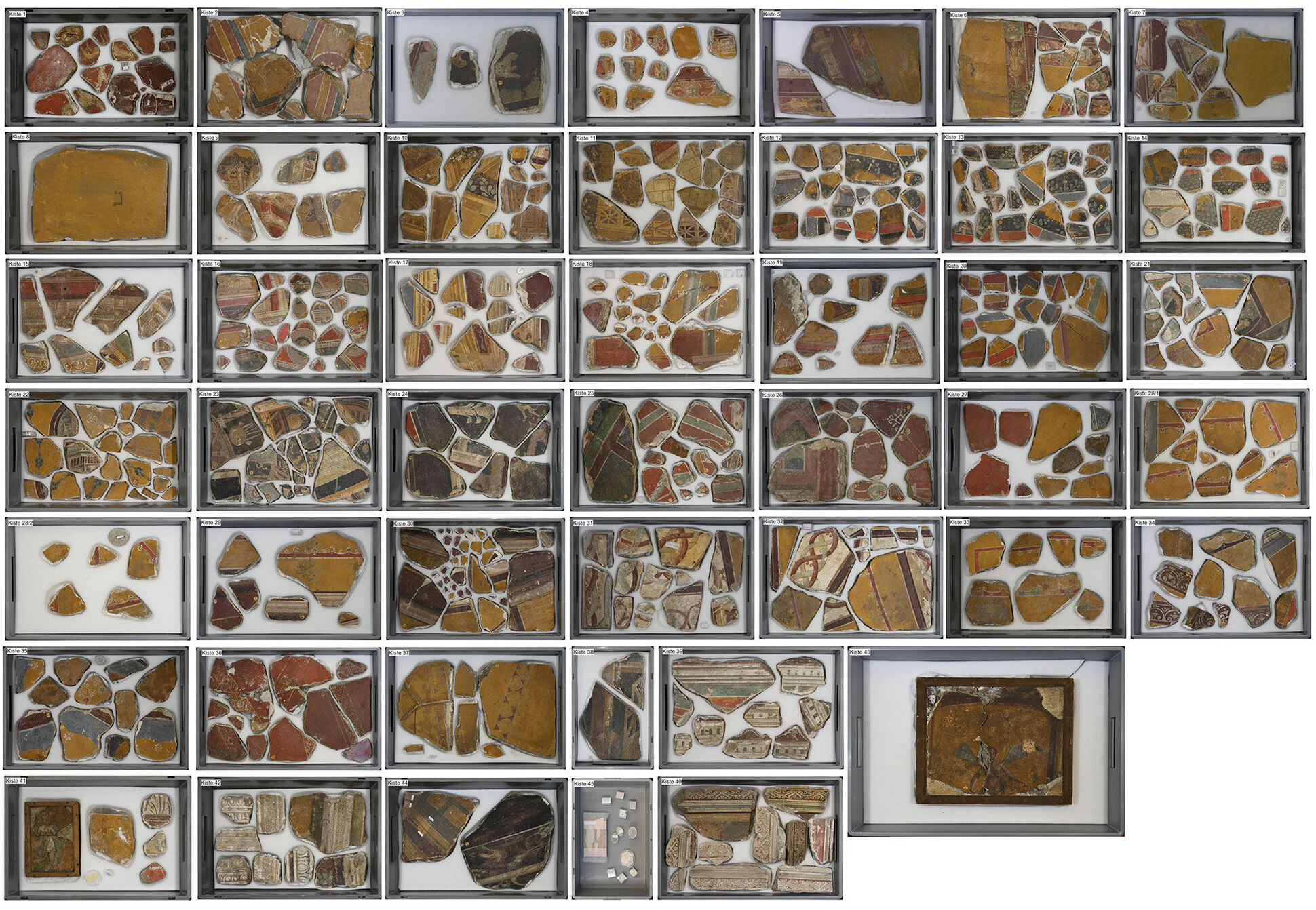 The collection of wall painting and stucco fragments