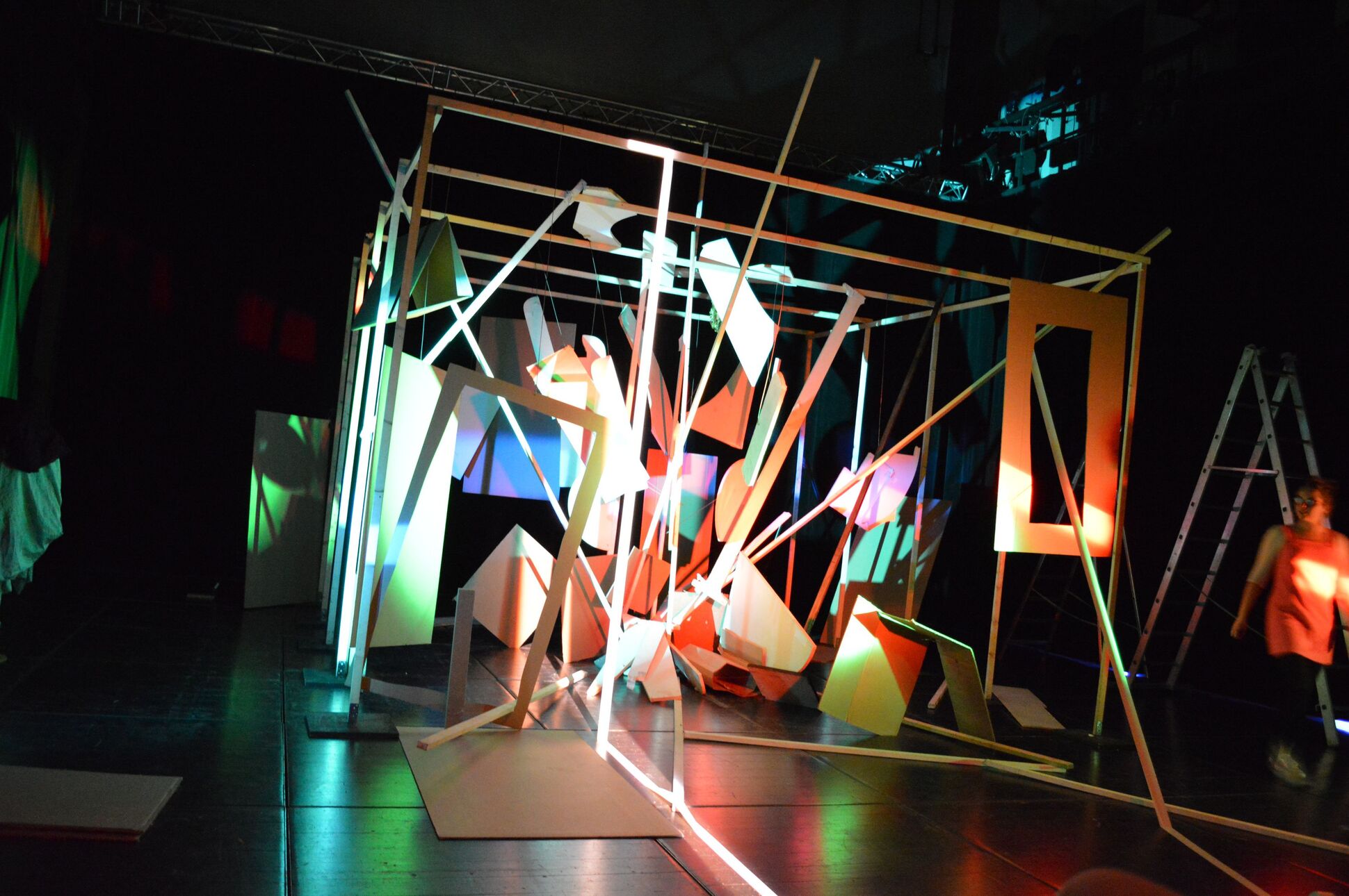 Installation: verschiedene geometrische Objekte, farbiges Licht. Installation: verschiedene geometrische Objekte, farbiges Licht.