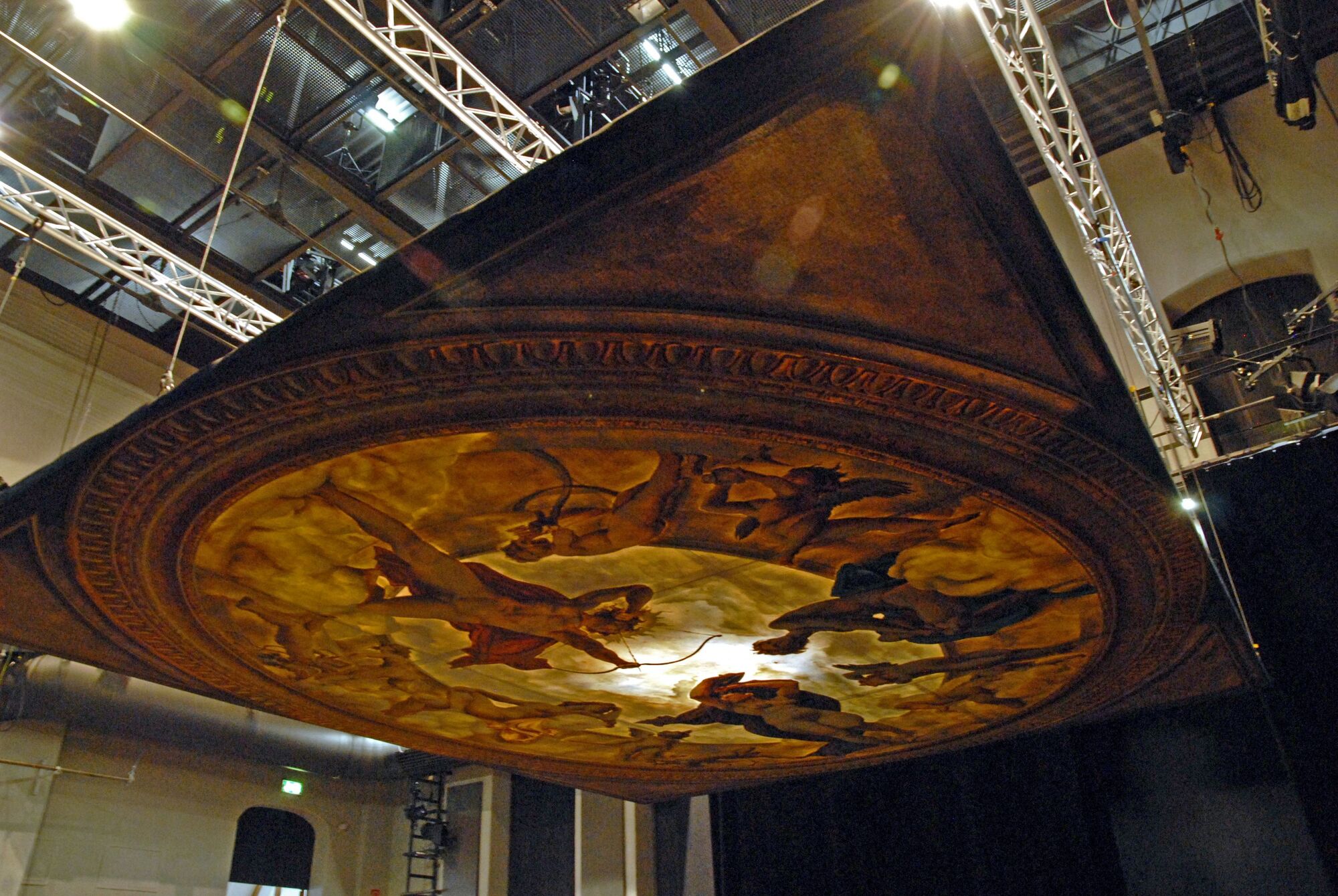 Bühnenbild: Ein Bild hängt in der Luft.