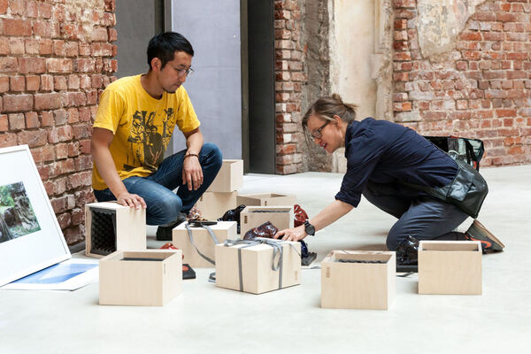 Kuratorin Susanne Greinke Foto von Kuratorin Susanne Greinke beim Ausstellungsaufbau