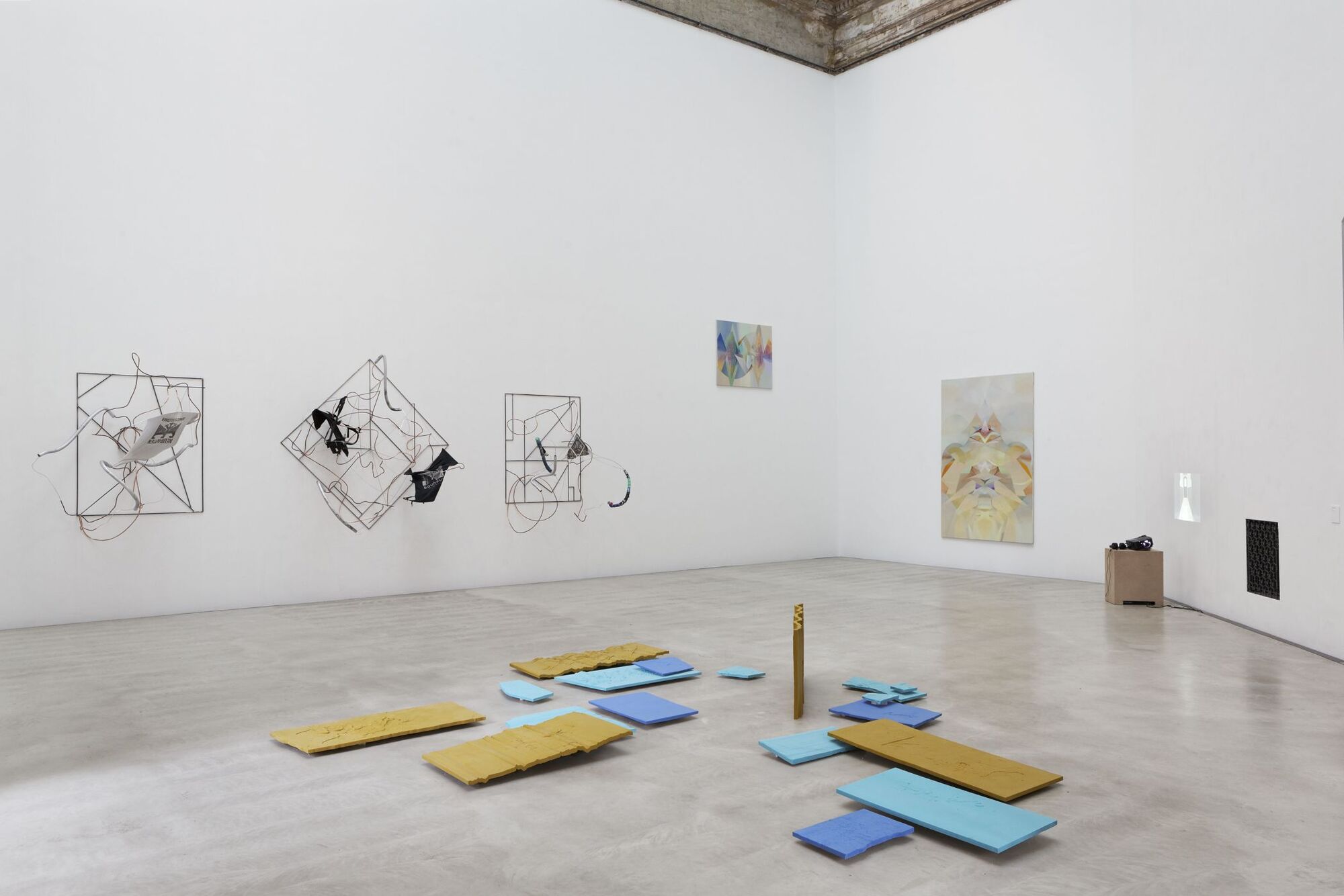 Diplomausstellung im Oktogon der Hochschule. Objekte, Gemälde und Installationen im Raum.