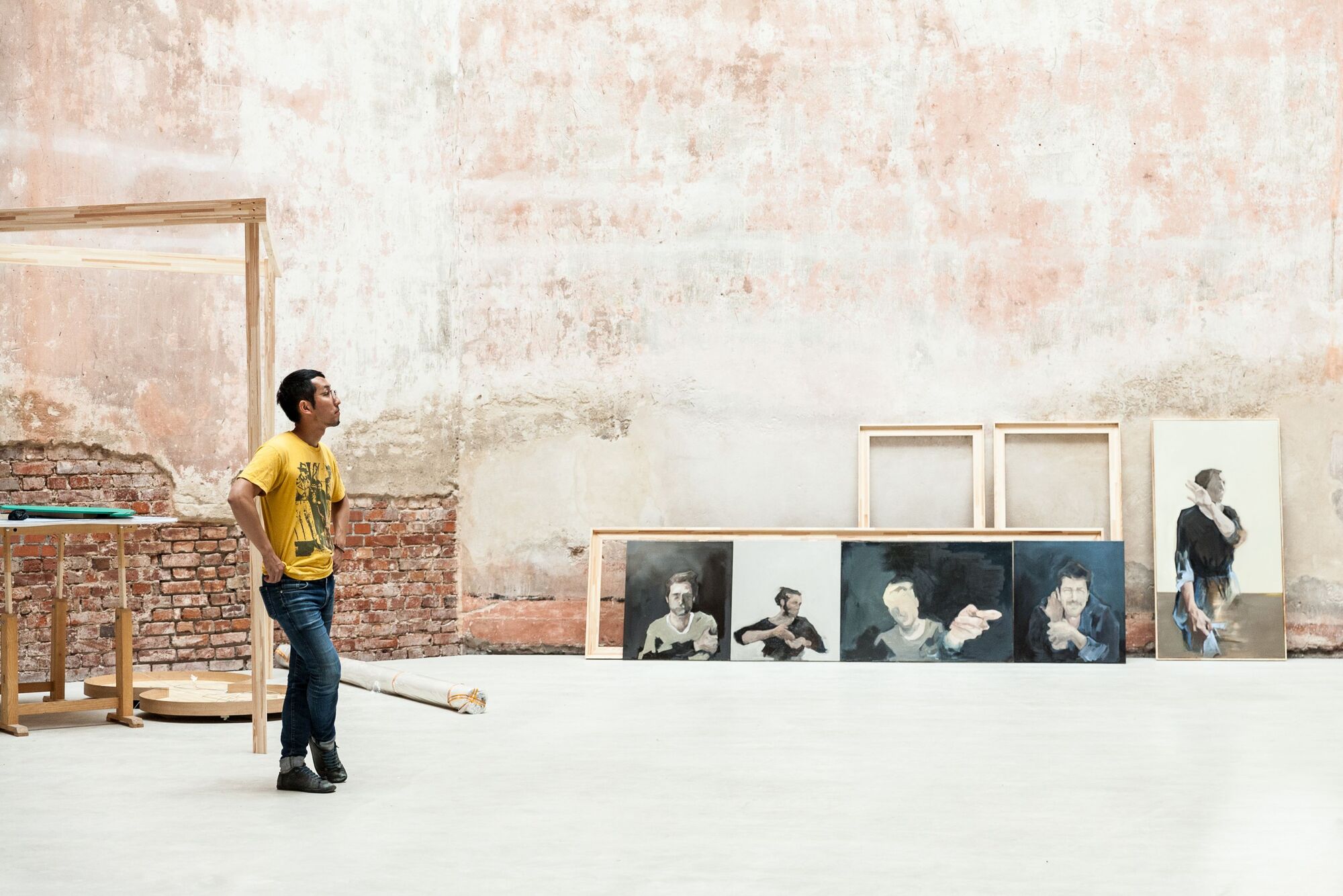 Aufbau der Jahresausstellung. Student beim Überlegen.