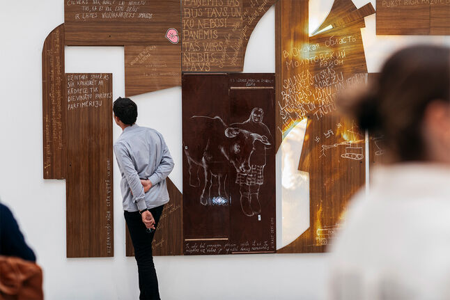 Foto Ausstellungsansicht mit Besuchern