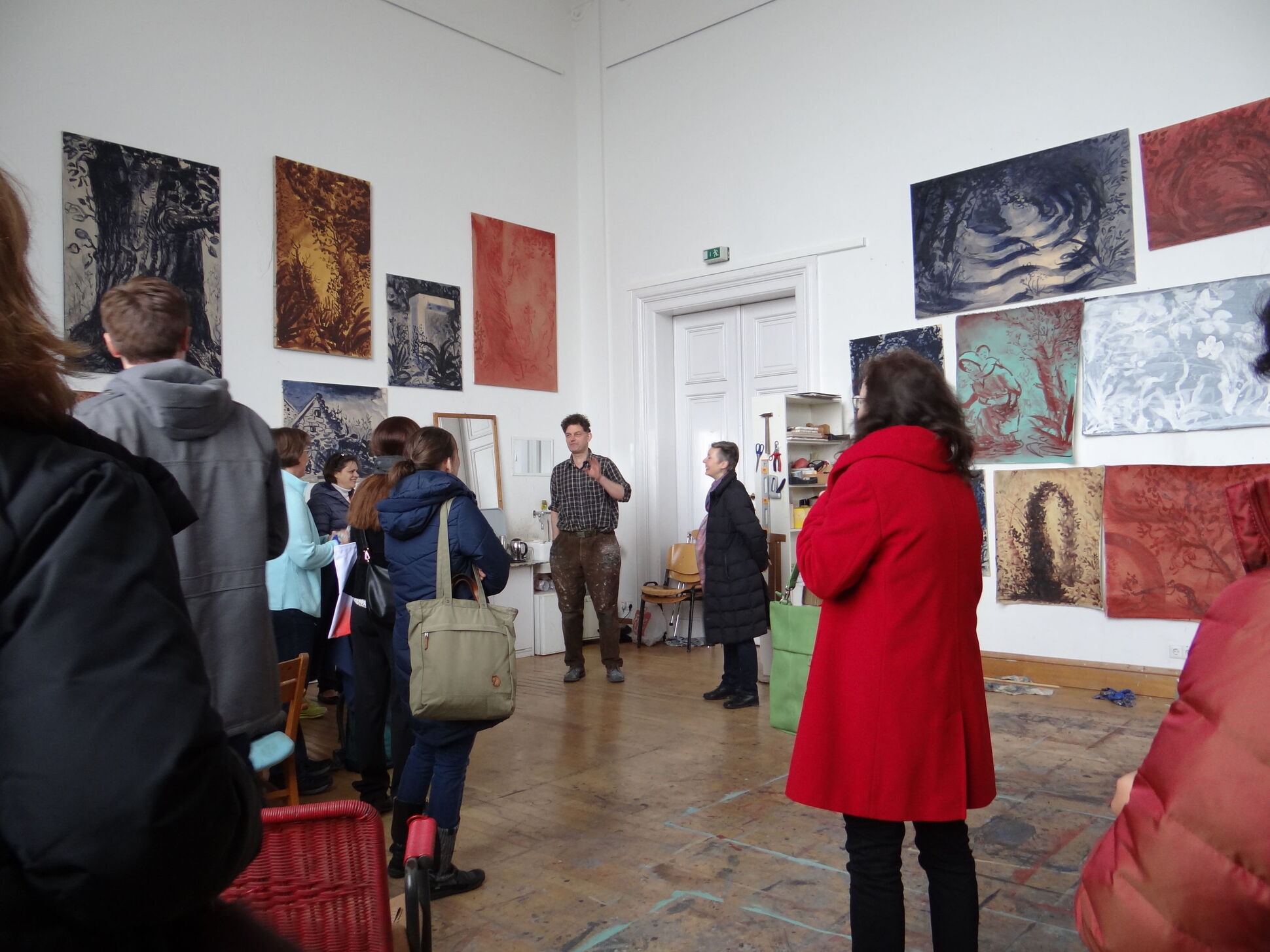 Deutsch-amerikanisches Austauschprogramm PREP für Museumsfachleute. Die Gäste schauen ein Hochschulatelier an. Gemälde an der Wand.