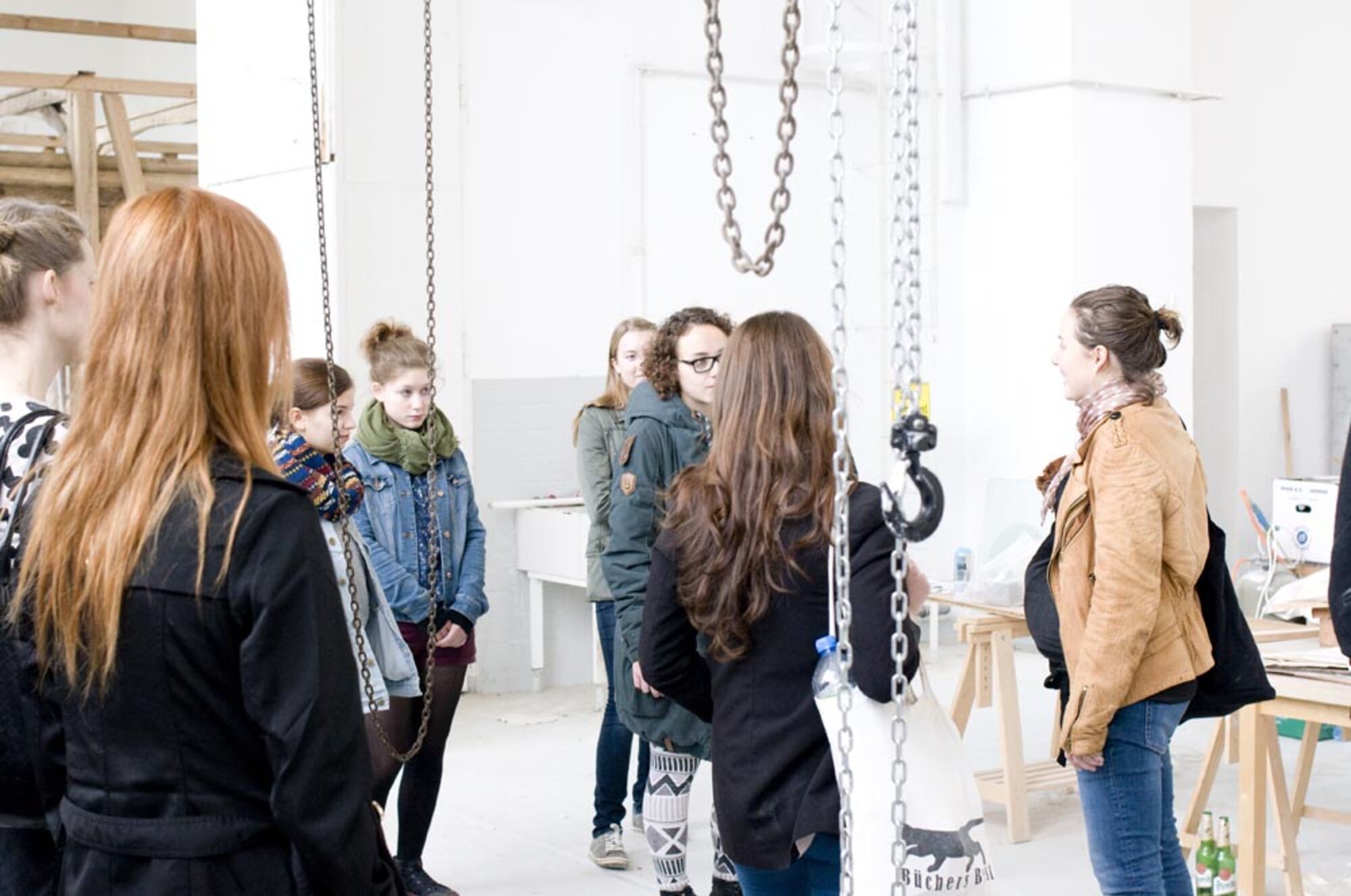 DART_Workshop. Studieninteressierte bei der Besprechung in dem Atelier.