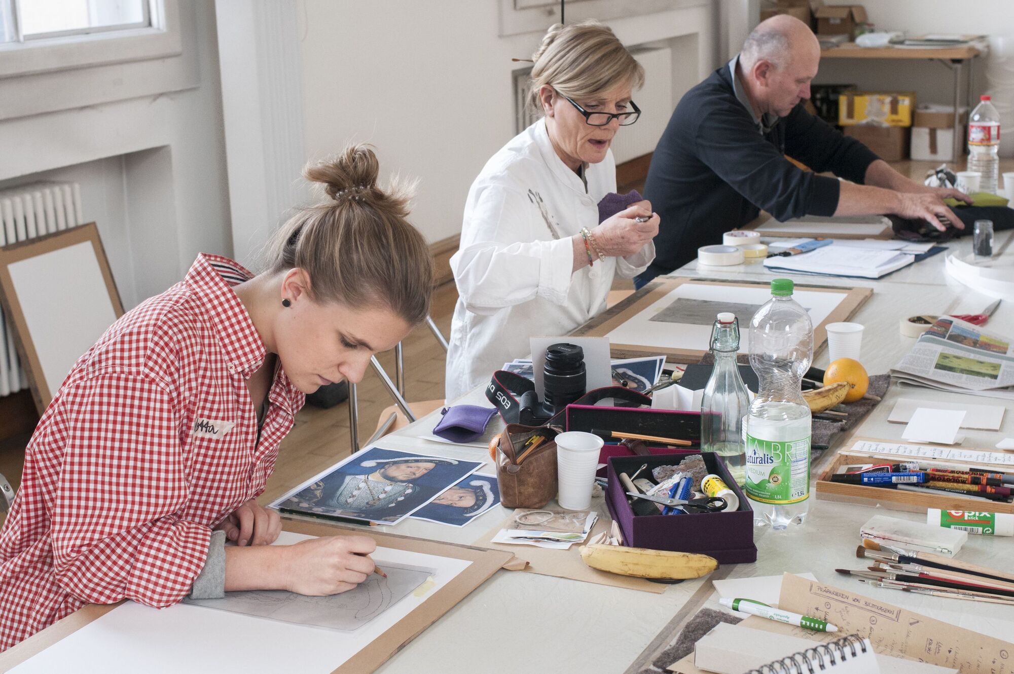 Drei Personen beim Zeichnen.