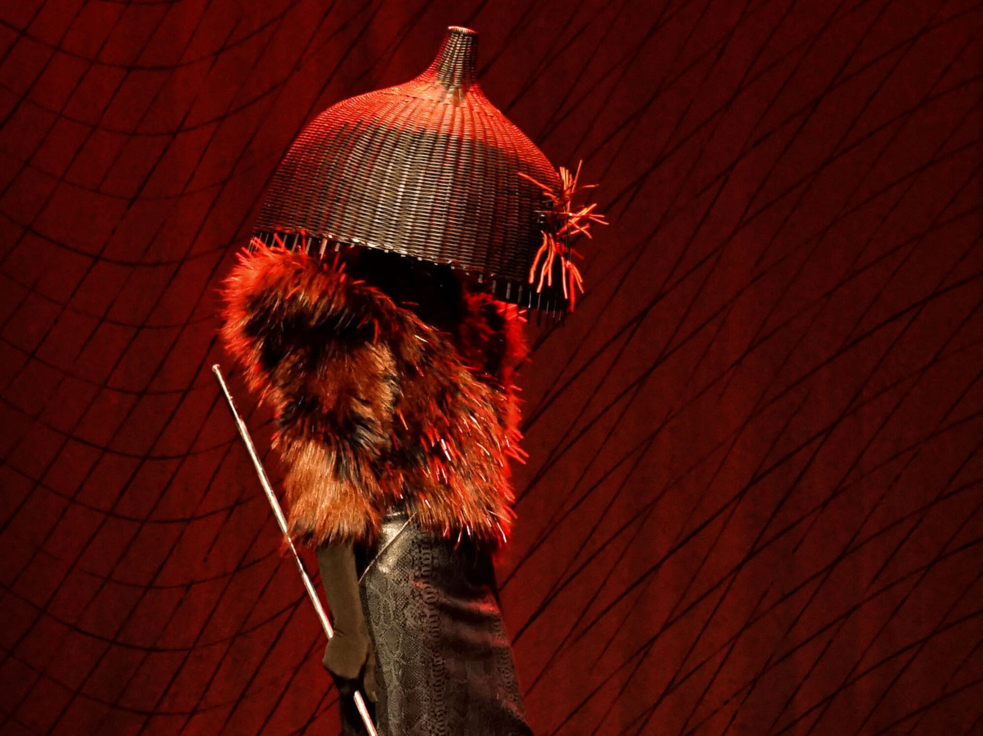 Frau als Teufel gekleidet.