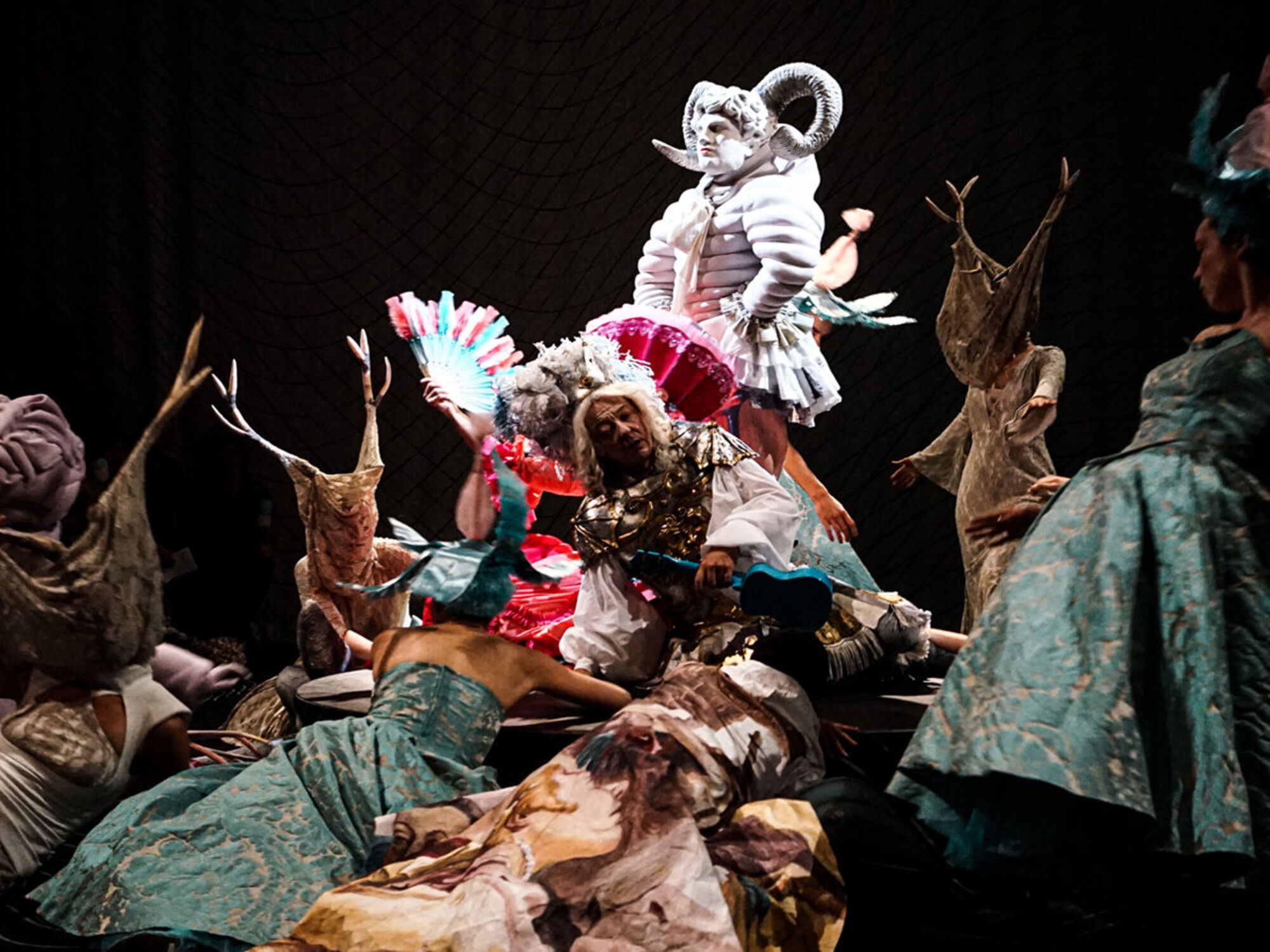 Menschen in verschiedenen Kostümen befinden sich auf der Bühne.