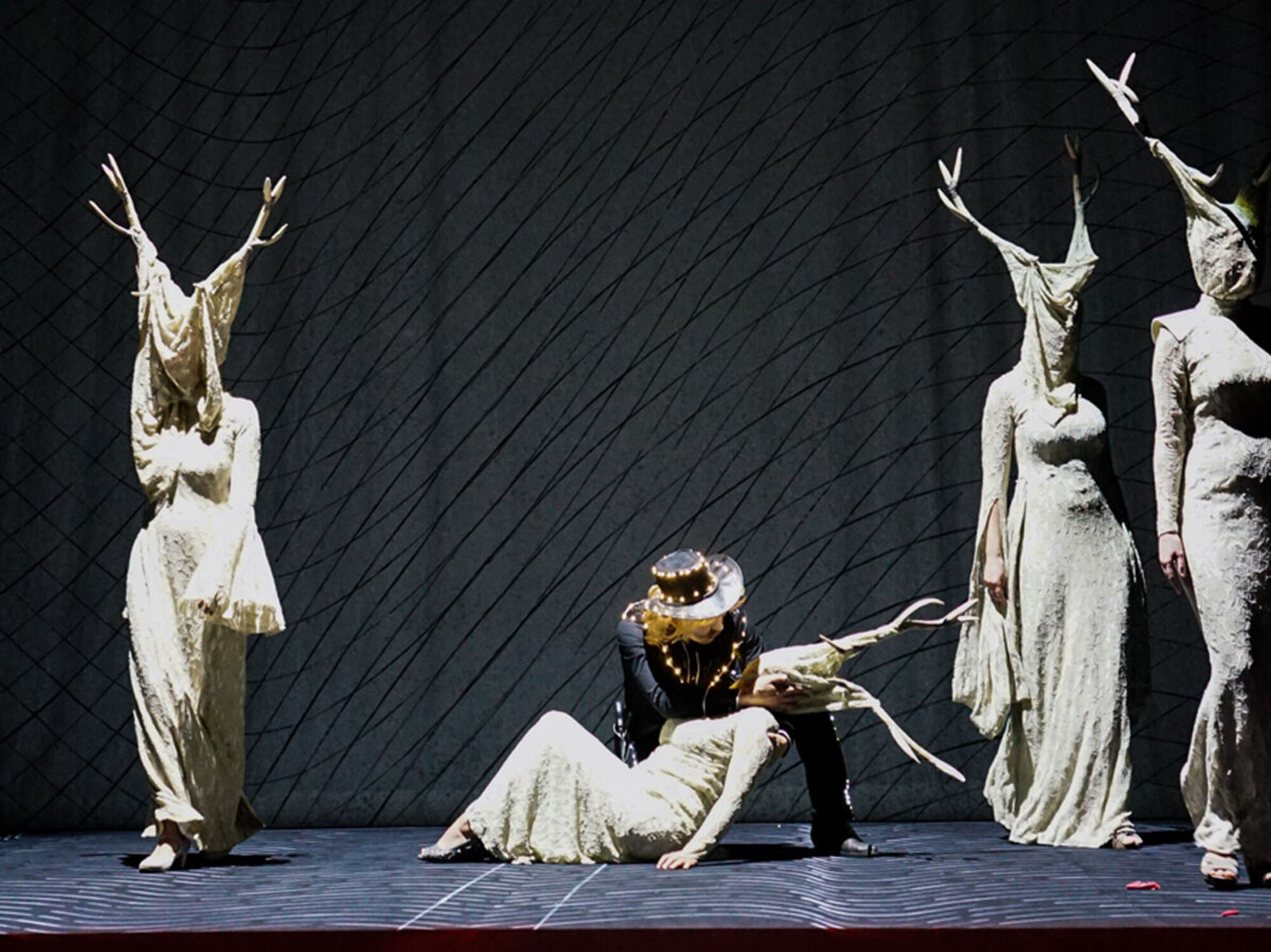 Frauen in weißen Spitzenkleidern.