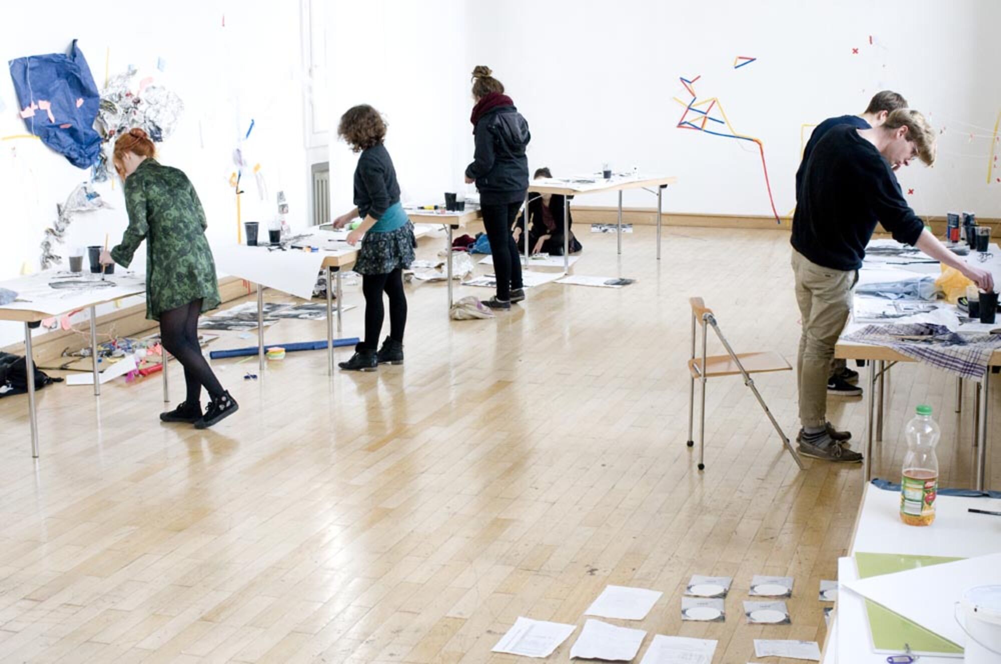 DART_Workshop. Studieninteressierte malen in dem Atelier.