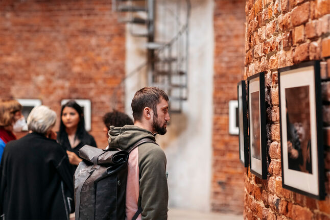 Foto Ausstellungsansicht mit Besuchern