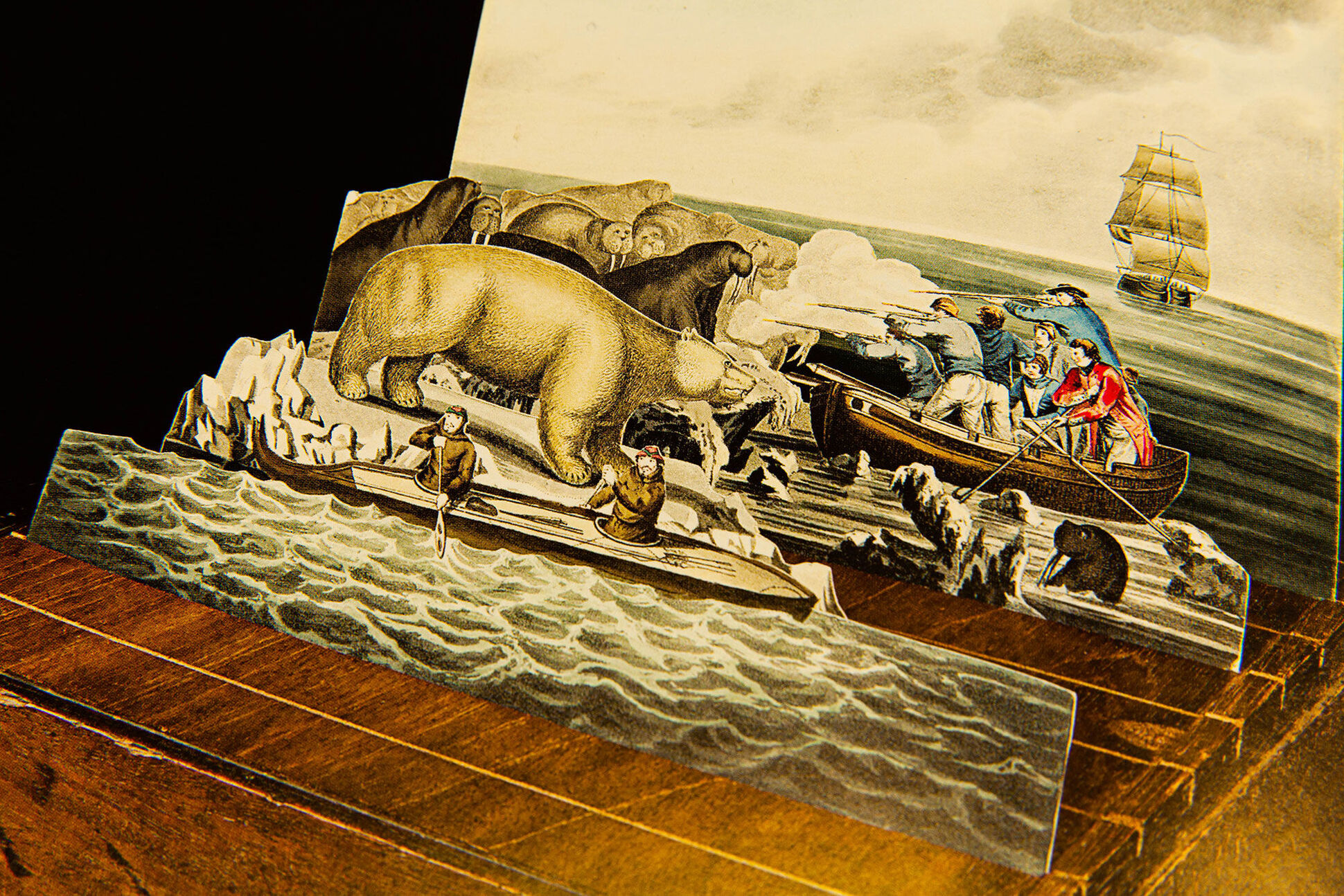 Detail der dreidimensionalen Klapp- und Faltelemente des Buchs "Papier Peepshow". Hier: eine Seefahrtsszene mit mehreren Ebenen.