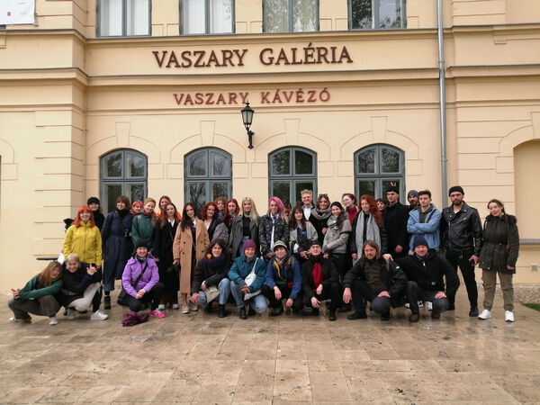 Gruppenfoto der Studierenden vor der Vaszary Galéria