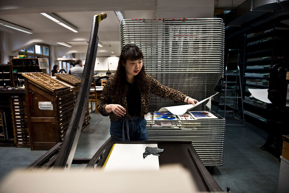 Foto von Studentin an Druckerpresse