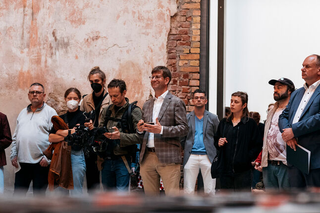 Foto Ausstellungeröffnung mit Besuchern