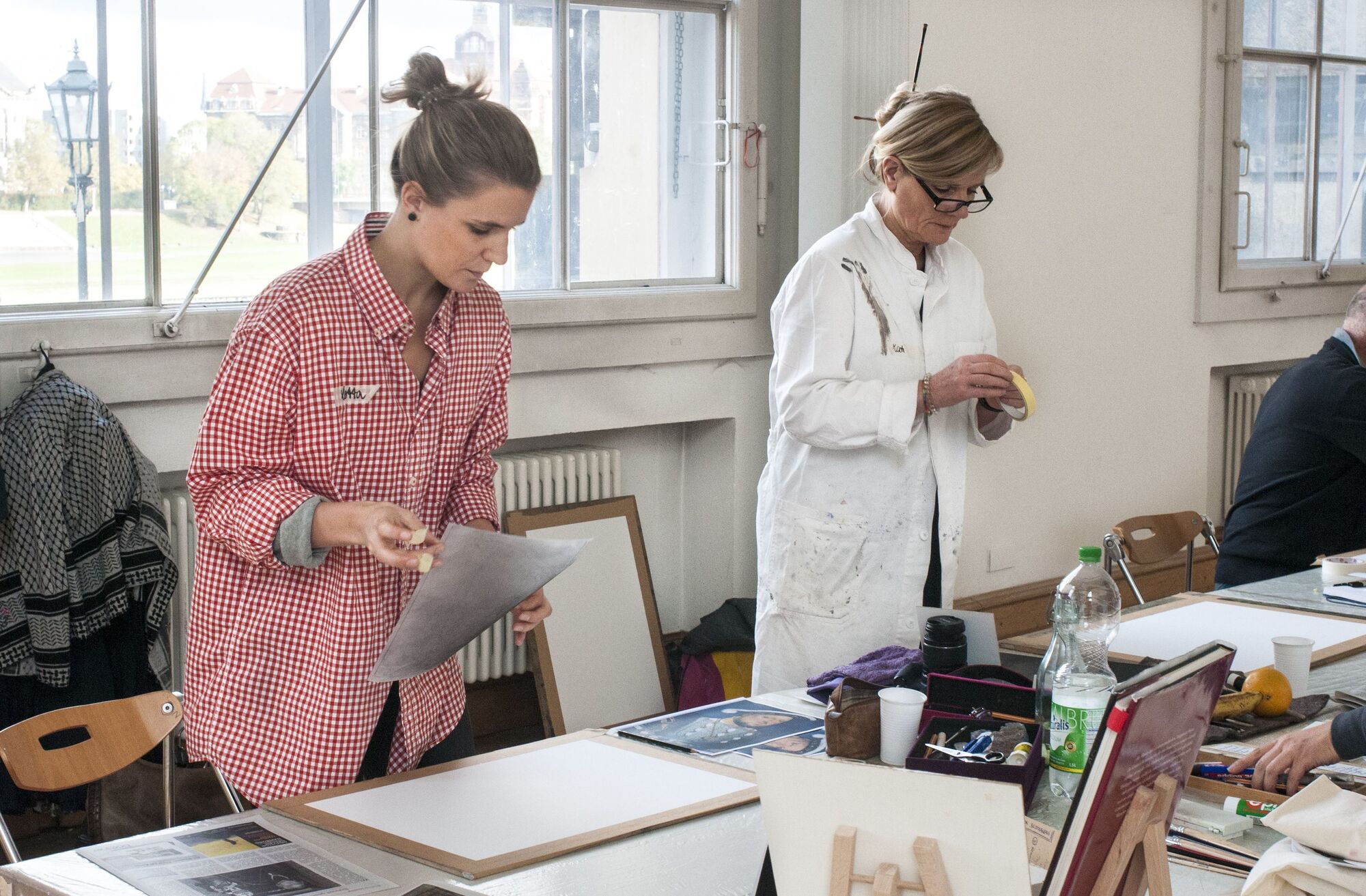 Zwei Frauen beim Zeichnen.