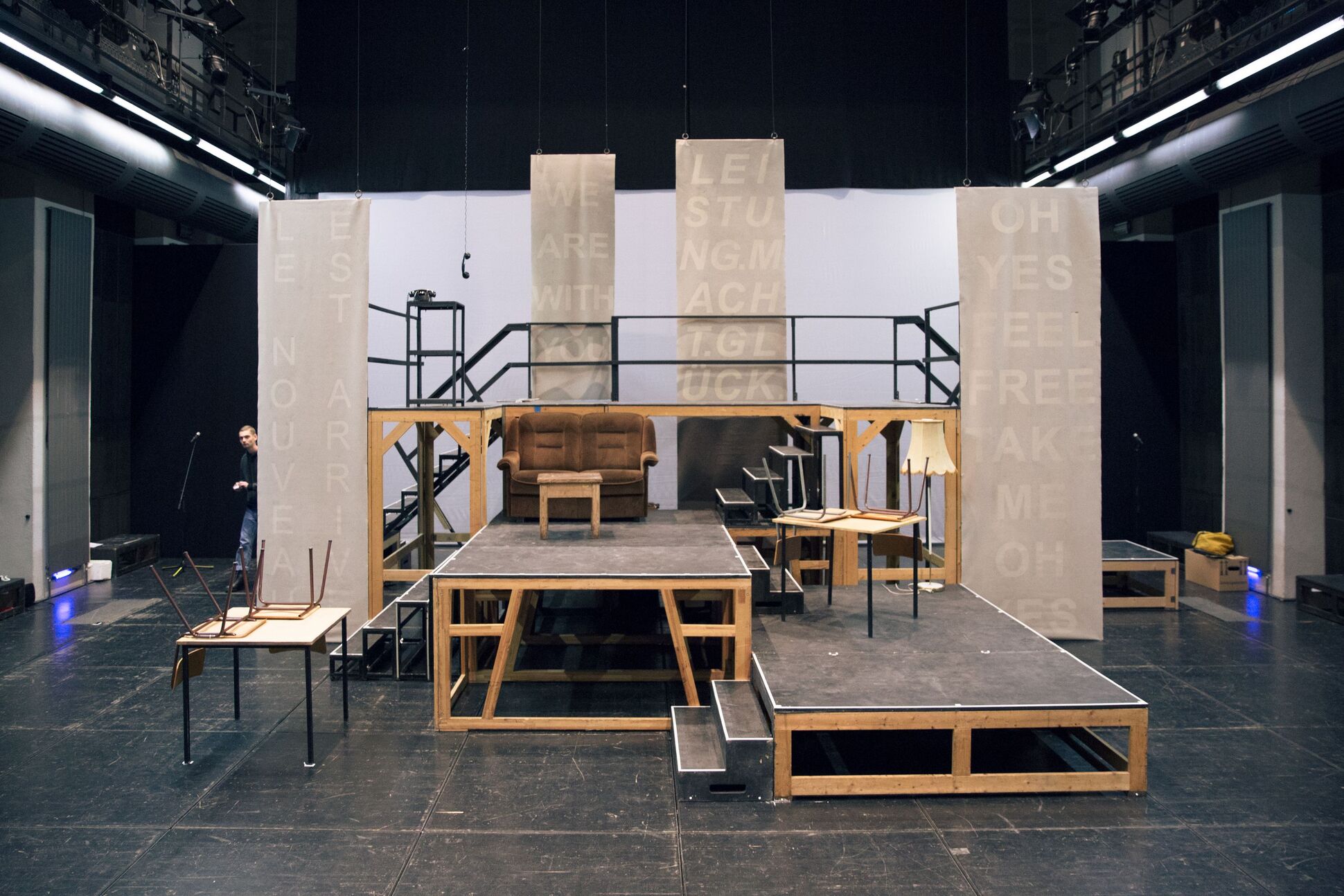 Bühnenbild: Verschiedene Möbel und Objekte auf der Bühne. Bühnenbild: Verschiedene Möbel und Objekte auf der Bühne.