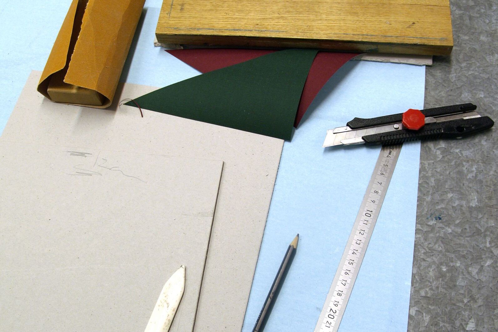 Arbeitsmaterialien in der Werkstatt für Handeinband